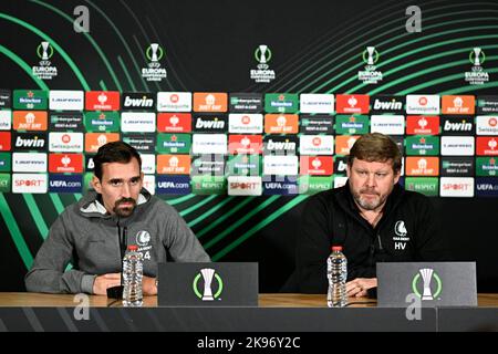 Dublin, Irland, 26/10/2022, Gents Sven Kums und Gents Cheftrainer Hein Vanhaezebrouck, aufgenommen während einer Pressekonferenz des belgischen Fußballteams KAA Gent, Mittwoch, 26. Oktober 2022 in Dublin, Irland, Zur Vorbereitung des morgigen Spiels gegen das irische Team Shamrock Rovers am fünften Tag der Gruppenphase der UEFA Europa Conference League. BELGA FOTO JASPER JACOBS Stockfoto