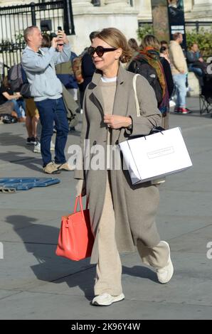 London, Großbritannien. 26. Oktober 2022. Menschen auf dem Trafalgar Square. Strahlender Herbstsonne im West End. Kredit: JOHNNY ARMSTEAD/Alamy Live Nachrichten Stockfoto