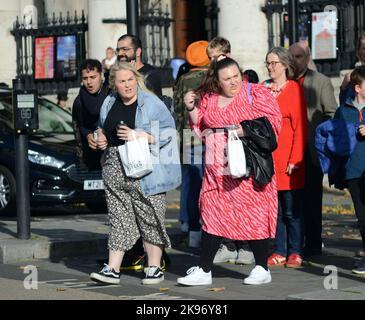 London, Großbritannien. 26. Oktober 2022. Menschen auf dem Trafalgar Square. Strahlender Herbstsonne im West End. Kredit: JOHNNY ARMSTEAD/Alamy Live Nachrichten Stockfoto