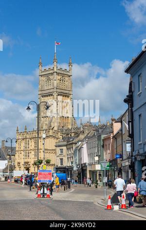 Marktplatz mit der Kirche St. John the Baptist Church, Cirencester, Gloucestershire, England, Vereinigtes Königreich Stockfoto