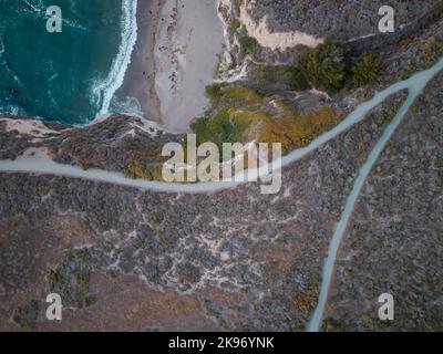 Ein V-förmiger Pfad entlang eines Strandes in Spooners Cove, Montana de Oro State Park, Los Osos, Kalifornien, USA Stockfoto