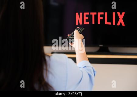 Chiang Mai Thailand, 2020. Juni 07 - Eine junge Frau schaut sich Netflix auf seinem Fernseher und zu Hause an. Stockfoto