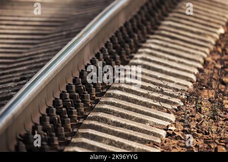 Details zur Eisenbahnstrecke, abstraktes Industriefoto mit selektivem Fokus Stockfoto