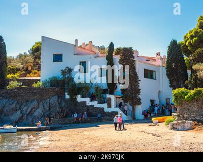 Außenansicht des Hauses, das Salvador Dalí am Portlligat-Strand in Cadaqués gebaut hat, heute ein Museum. Stockfoto