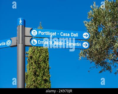 Post mit Anweisungen zu dem Haus, das Salvador Dalí am Portlligat-Strand in Cadaqués gebaut hat, jetzt ein Museum. Stockfoto