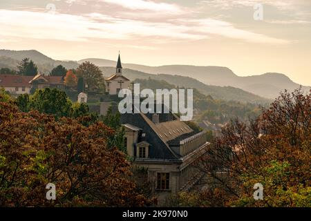 Nebeliger Morgen über Esztergom mit kleiner Kapelle und Berghügeln im Hintergrund Stockfoto