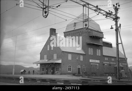 Der Bahnhof wurde 1902 erbaut. Im Zusammenhang mit der Elektrifizierung der Strecke wurde der Bahnhof 1913 in das neu errichtete Trafohaus verlegt. Ziegelgebäude. Stockfoto