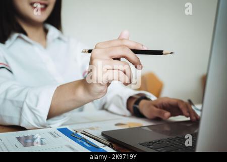 Freiberufliches Konzept, weibliche Hand halten Stift Punkt Computer, um die Arbeit zu entwerfen, wie von Kunden bestellt. Stockfoto
