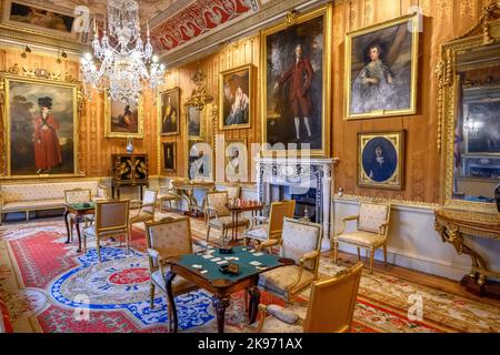 The Cinnamon Drawing Room, Harewood House, in der Nähe von Leeds, West Yorkshire, England, VEREINIGTES KÖNIGREICH Stockfoto