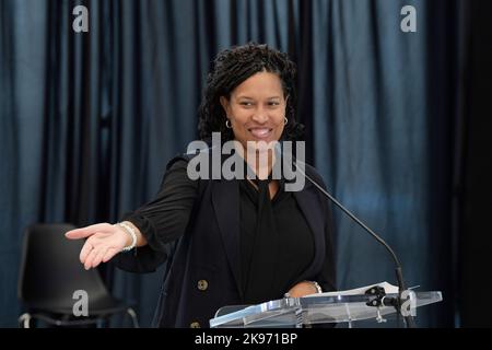 26. Oktober 2022, Washington, District of Columbia, USA: Der Bürgermeister von DC, MURIEL BOWSER, hält heute am 26. Oktober 2022 auf der Annual Disability Expo 15. in der MLK Public Library in Washington DC, USA, eine Rede. (Bild: © Lenin Nolly/ZUMA Press Wire) Stockfoto