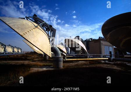 Parabolgeschirr-Reflektoren Experimentelle Solarforschungsstation in Kuwait zerstört durch Irak im Jahr 1990 - Erstes kuwaitisch-deutsches Solar-Gewächshaus-Projekt Stockfoto