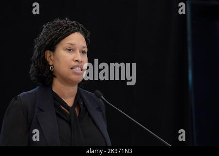 26. Oktober 2022, Washington, District of Columbia, USA: Der Bürgermeister von DC, MURIEL BOWSER, hält heute am 26. Oktober 2022 auf der Annual Disability Expo 15. in der MLK Public Library in Washington DC, USA, eine Rede. (Bild: © Lenin Nolly/ZUMA Press Wire) Stockfoto