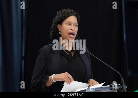 26. Oktober 2022, Washington, District of Columbia, USA: Der Bürgermeister von DC, MURIEL BOWSER, hält heute am 26. Oktober 2022 auf der Annual Disability Expo 15. in der MLK Public Library in Washington DC, USA, eine Rede. (Bild: © Lenin Nolly/ZUMA Press Wire) Stockfoto