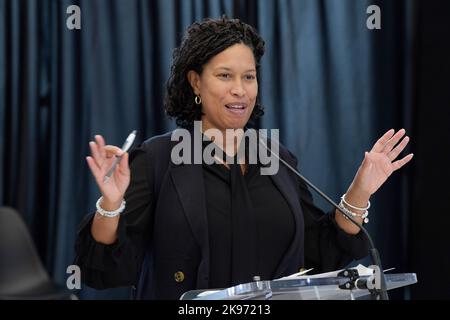 26. Oktober 2022, Washington, District of Columbia, USA: Der Bürgermeister von DC, MURIEL BOWSER, hält heute am 26. Oktober 2022 auf der Annual Disability Expo 15. in der MLK Public Library in Washington DC, USA, eine Rede. (Bild: © Lenin Nolly/ZUMA Press Wire) Stockfoto