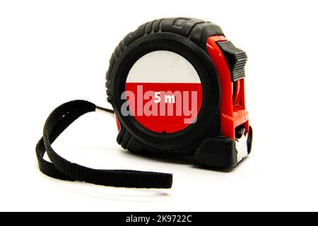 5 Meter langes Messband isoliert auf weißem Hintergrund Stockfoto