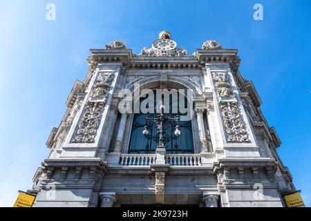 Madrid, Spanien - 17. September 2022: Gebäude der spanischen Zentralbank auf dem Cybele-Platz gegen den Himmel. Sie ist Mitglied des Europäischen Systems der Zentralbank Stockfoto