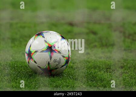 Mailand, Italien. 26. Oktober 2022. Offizieller Adidas Champions League-Matchball während der UEFA Champions League 2022/23 Gruppenphase - Fußballspiel der Gruppe C zwischen FC Internazionale und FC Viktoria Plzen im Giuseppe Meazza Stadium, Mailand, Italien am 26. Oktober 2022 Quelle: Independent Photo Agency/Alamy Live News Stockfoto