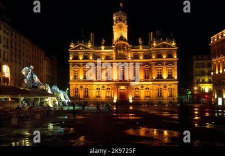 Lyon Frankreich Place De Terreaux Hotel De Ville und Fontaine Bartholdi beleuchtet in der Nacht Stockfoto