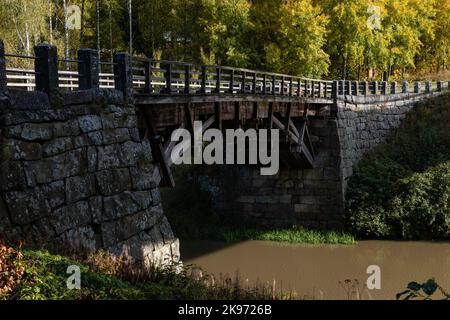 Halikko Alte Brücke, erbaut 1866. Historische Museumsbrücke in Salo, Finnland mit Bäumen in Herbstfarben Stockfoto