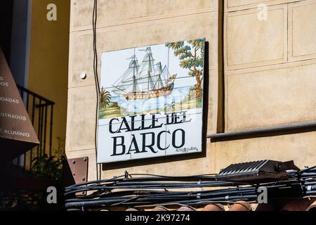 Madrid, Spanien - 17. September 2022: Malerisches Straßenschild der Calle del Barco oder der Straße des Schiffs im Universitätsviertel im Zentrum von Madrid Stockfoto