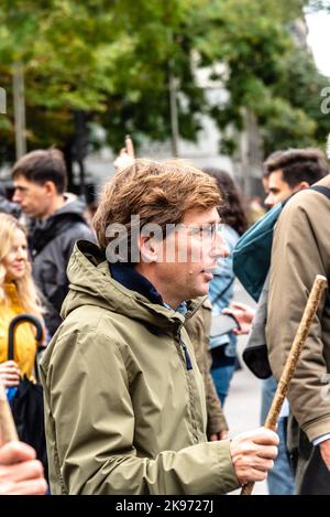 Madrid, Spanien - 23. Oktober 2022: Der Bürgermeister von Madrid, Jose Luis Martinez Almeida, zu Fuß mit den Bauern während des Transhumanz Festivals entlang der Stockfoto