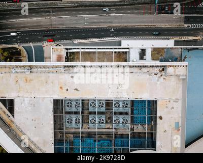 Kühler-Kondensator-Lüftereinheiten auf dem Dach des Gebäudes. Klimaanlage für Gebäude. Stockfoto