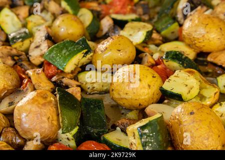 Nahaufnahme des im Ofen gerösteten Gemüses auf einem Backblech Stockfoto