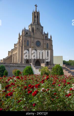 Römisch-katholische Kirche des „Heiligen Herzens Jesu“ aus der Nähe. Taschkent, Usbekistan Stockfoto