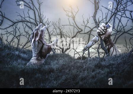 Halloween-Horror-Konzept Bild einer Teufelshand, Zombie-Hand mit Blutfleck Aufsteigen aus einer unterirdischen Halloween-Nacht Stockfoto