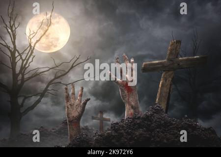 Halloween-Horror-Konzept Bild einer Teufelshand, Zombie-Hand mit Blutfleck Aufsteigen aus einer unterirdischen Halloween-Nacht Stockfoto