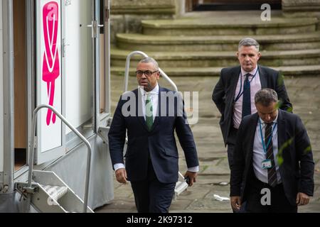 London, Großbritannien. 25.. Oktober 2022. James Cleverly (l), konservativer Abgeordneter von Braintree, nähert sich Downing Street, als der neue Premierminister des Vereinigten Königreichs Rishi Sunak Ernennungen in sein Kabinett trifft. Rishi Sunak wurde von König Karl III. Zum Premierminister ernannt, nachdem er die Führung der Konservativen als einziger Kandidat gewonnen hatte, der die 100 Nominierungen von konservativen Abgeordneten erhielt, die für den Führungswettbewerb festgelegt wurden. Kredit: Mark Kerrison/Alamy Live Nachrichten Stockfoto