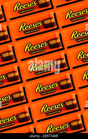 Eine bearbeitbare Nahaufnahme von Reese's Peanut-Butter-Becherstücken, die im Pop-Art-Stil wiederholt wird Stockfoto