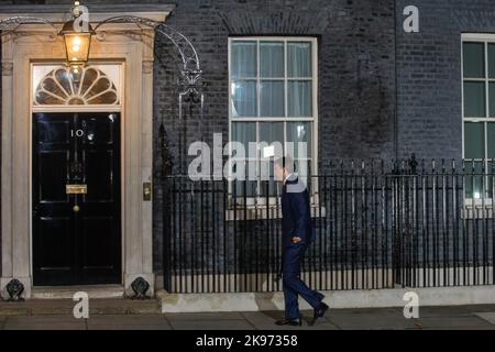 London, Großbritannien. 25.. Oktober 2022. John Glen, konservativer Abgeordneter für Salisbury und South Wiltshire, kommt in der Downing Street 10 an, als der neue Premierminister des Vereinigten Königreichs Rishi Sunak Ernennungen in sein Kabinett trifft. Rishi Sunak wurde von König Karl III. Zum Premierminister ernannt, nachdem er die Führung der Konservativen als einziger Kandidat gewonnen hatte, der die 100 Nominierungen von konservativen Abgeordneten erhielt, die für den Führungswettbewerb festgelegt wurden. Kredit: Mark Kerrison/Alamy Live Nachrichten Stockfoto