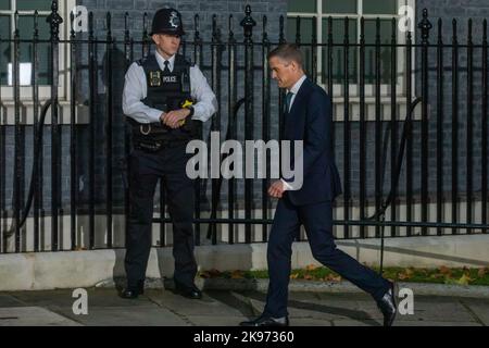 London, Großbritannien. 25.. Oktober 2022. Mark Harper, konservativer Abgeordneter für Forest of Dean, kommt in der Downing Street an, als der neue Premierminister des Vereinigten Königreichs Rishi Sunak Ernennungen in sein Kabinett trifft. Rishi Sunak wurde von König Karl III. Zum Premierminister ernannt, nachdem er die Führung der Konservativen als einziger Kandidat gewonnen hatte, der die 100 Nominierungen von konservativen Abgeordneten erhielt, die für den Führungswettbewerb festgelegt wurden. Kredit: Mark Kerrison/Alamy Live Nachrichten Stockfoto