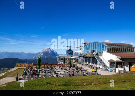 Bergstation Rosshuette in Seefeld/Tirol. Viele Touristen und Einheimische nutzen den sonnigen Herbsttag für einen Ausflug (19. Oktober 2022) Stockfoto