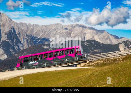 Rosshuette-Standseilbahn in Seefeld/Tirol. Die Seilbahn führt hinauf zur Bergstation auf 1.762 m Seehöhe (19. Oktober 2022) Stockfoto