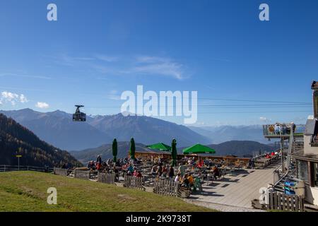 Bergstation Rosshuette in Seefeld/Tirol. Viele Touristen und Einheimische nutzen den sonnigen Herbsttag für einen Ausflug (19. Oktober 2022) Stockfoto