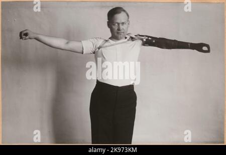 Fotografie aus „ein Bericht über die Herstellung in der Prothesenwerkstatt der Staatsbahn in Nässjö“, 1932. Visces die Beweglichkeit und Benutzerfreundlichkeit der Armprothese. Stockfoto
