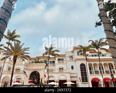 Die moderne Architektur und Palmen entlang des luxuriösen Einkaufsviertels 5. Avenue in Naples, Florida Stockfoto