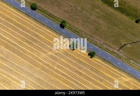 Eine Landschaft mit einer Straße und einem Feld von oben gesehen Stockfoto