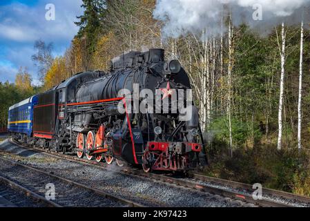 RUSKEALA, RUSSLAND - 09. OKTOBER 2022: Alte Dampflokomotive in Bewegung. Karelien, Russland Stockfoto