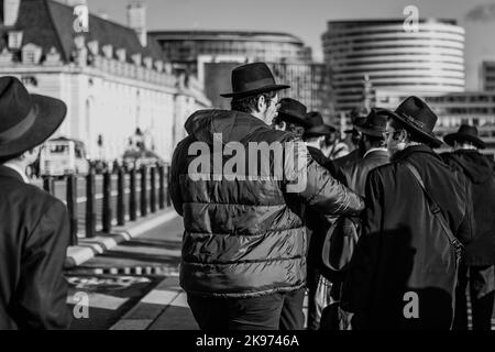 Jüdische Touristen auf der Westminster Bridge in London. Stockfoto