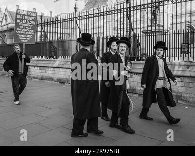 Jüdische Touristen besuchen Westminster in London. Stockfoto