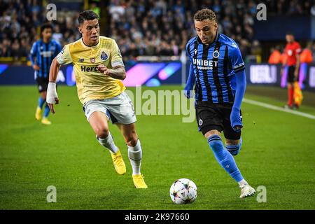 Brügge, Belgien - 26/10/2022, Mateus URIBE vom FC Porto und Noa LANG von Brügge während der UEFA Champions League, des Fußballspiels der Gruppe B zwischen dem Club Brugge und dem FC Porto am 26. Oktober 2022 im Jan Breydelstadion in Brügge, Belgien - Foto: Matthieu Mirville/DPPI/LiveMedia Stockfoto