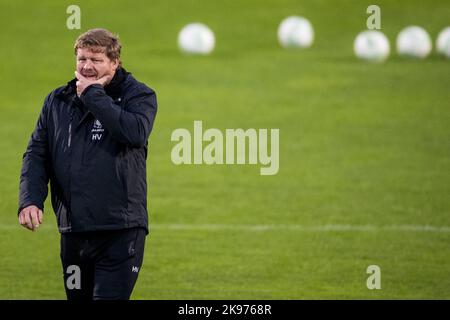 Dublin, Irland, 26/10/2022, Gents Cheftrainer Hein Vanhaezebrouck im Bild während eines Trainings des belgischen Fußballteams KAA Gent, Mittwoch, 26. Oktober 2022 in Dublin, Irland, zur Vorbereitung des morgigen Spiels gegen das irische Team Shamrock Rovers am fünften Tag der Gruppenphase der UEFA Europa Conference League. BELGA FOTO JASPER JACOBS Stockfoto