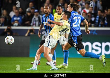 Brügge, Belgien - 26/10/2022, Stephen EUSTAQUIO vom FC Porto und Casper NIELSEN von Brügge während des UEFA Champions League-, Gruppen-B-Fußballspiels zwischen dem Club Brugge und dem FC Porto am 26. Oktober 2022 im Jan Breydelstadion in Brügge, Belgien - Foto: Matthieu Mirville/DPPI/LiveMedia Stockfoto