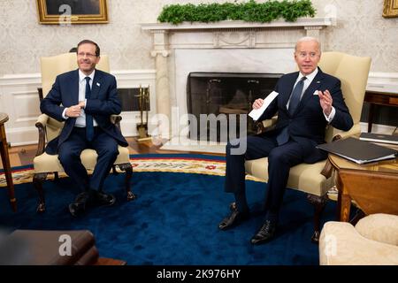 Washington, USA. 26. Oktober 2022. Präsident Joe trifft sich am Mittwoch, den 26. Oktober 2022, mit dem israelischen Präsidenten Isaac Herzog im Oval Office. (Foto von Doug Mills/Pool/Sipa USA) Quelle: SIPA USA/Alamy Live News Stockfoto