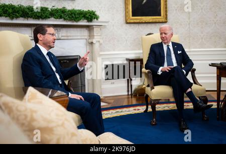 Washington, USA. 26. Oktober 2022. Präsident Joe trifft sich am Mittwoch, den 26. Oktober 2022, mit dem israelischen Präsidenten Isaac Herzog im Oval Office. (Foto von Doug Mills/Pool/Sipa USA) Quelle: SIPA USA/Alamy Live News Stockfoto