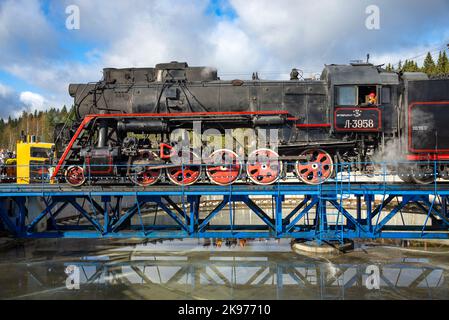 RUSKEALA, RUSSLAND - 09. OKTOBER 2022: Retro-Dampflokomotive auf Wendekreis. Ruskeala, Karelien Stockfoto