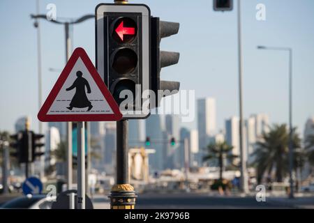Doha, Katar - Oktober, 22,2022 : Straßenschilder in Doha. Stockfoto